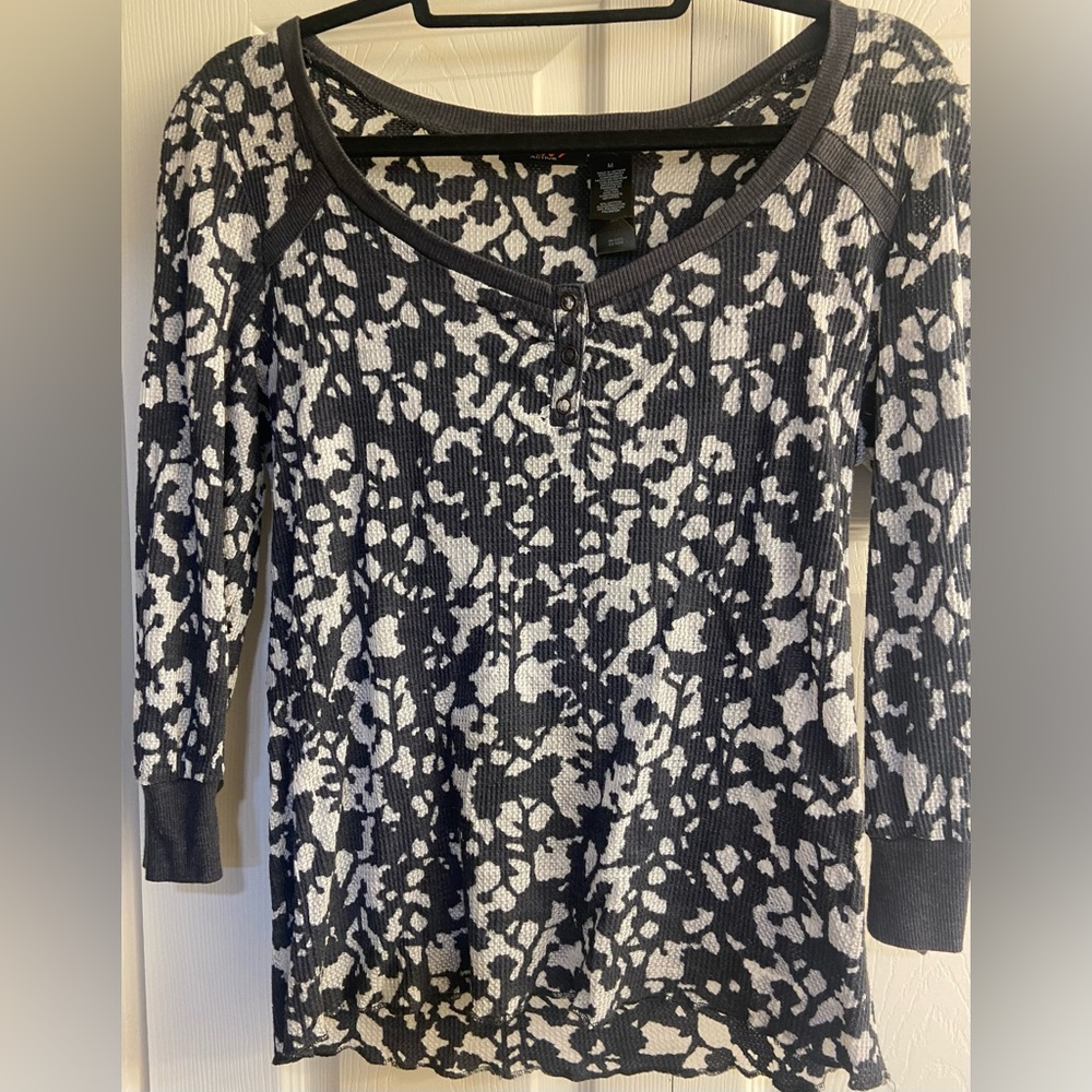 LDS SIZE MED DKNY THERMAL PRINT TOP SNAP FRONT 3/4 SLEEVE IN EXCELLENT CONDITION